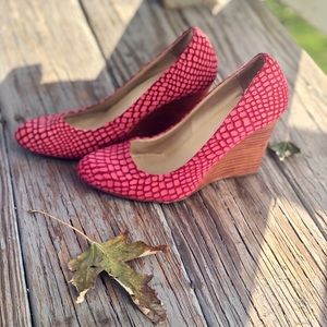 Max Studio Pink Snakeskin Suede Wedge Pumps